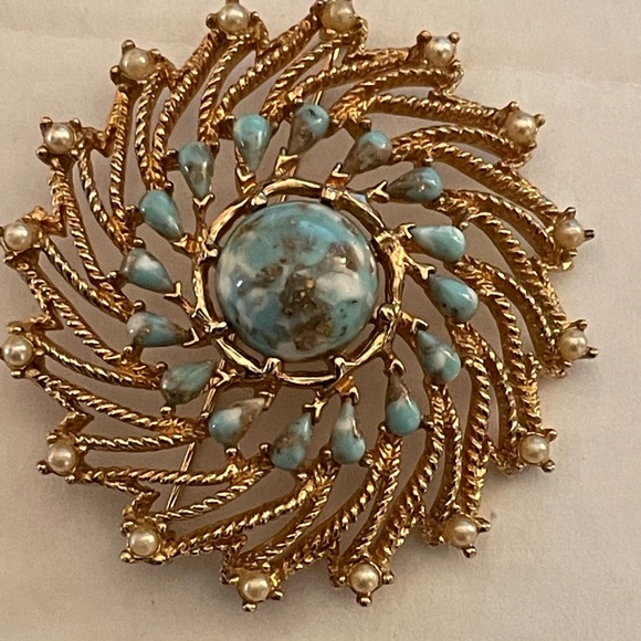 SARAH COVENTRY BROOCH GOLD TONE SWIRL FAUX TURQUOISE & PEARLS, VINTAGE - Picture 1 of 7